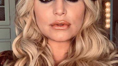 Джессика Симпсон, которая вот-вот родит, засветила большой беременный животик