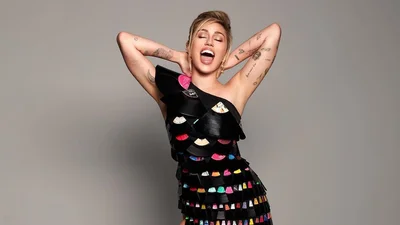 Майлі Сайрус - заміжня дама, але це не завадило їй роздягнутися на камеру