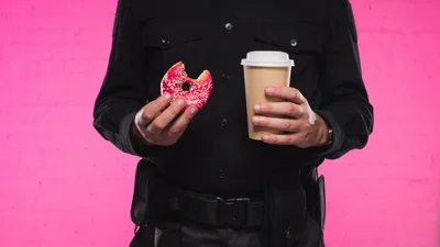 В Таиланде полицейских-пузатиков заставили худеть и не есть сладенького