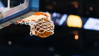 Поки товстунчик-хореограф запалює на баскетбольному матчі, люди шаленіють через його танці