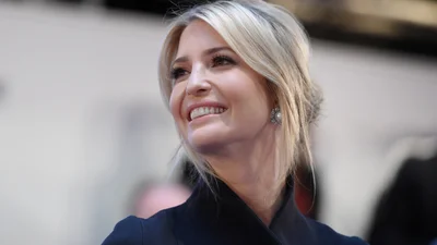 Иванка Трамп с сыном весело ужинает фастфудом просто сидя на столе