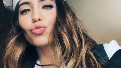 Надя Дорофєєва звабила довгими ніжками в короткій сукні