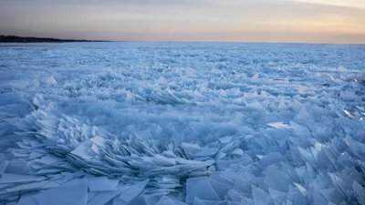 Лед на озере Мичиган начал таять и превратил его в сюрреалистическую картину