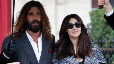 Це любов: Моніку Беллуччі та її бойфренда застукали за поцілунками в Парижі