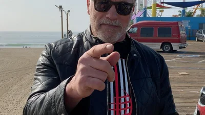 То, как крепкий Арнольд Шварценеггер гоняется на велосипеде за пони, еще то зрелище