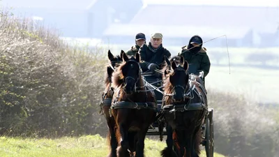 В свои 97 принц Филипп пересел с машины на коня, и это бомбические фото