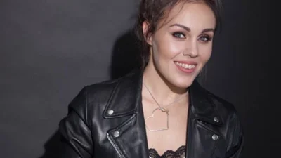 ALYOSHA умилила сеть архивным фото с родителями