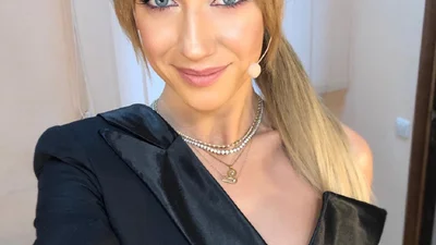 Леся Никитюк поразила поклонников соблазнительными шортами в сетку и откровенным декольте