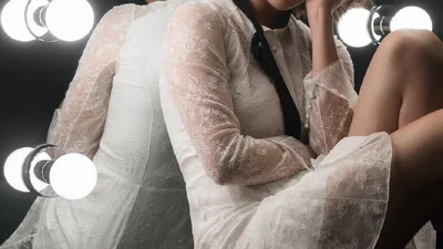 Жаркая Селена Гомес в красном платье с глубоким декольте, как женщина из тайных грез