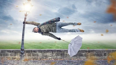 Сеть рассмешило видео, где мужчину с зонтиком относит ветром, как Мэри Поппинс