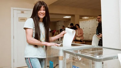 Украинские селебрити сходили на выборы и похвастались патриотическими фото