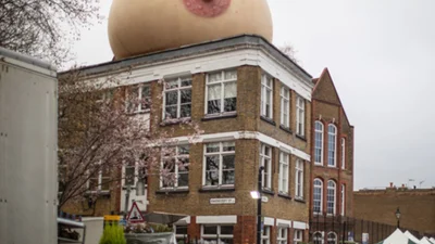 Лондон украсили четыре гигантские и такие эротические скульптуры женской груди