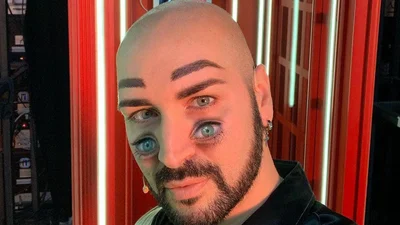 Мужчина делает нереальный макияж, который похож на оптическую иллюзию