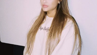 Ариана Гранде в новом клипе призналась, что ей нравятся и женщины, и мужчины