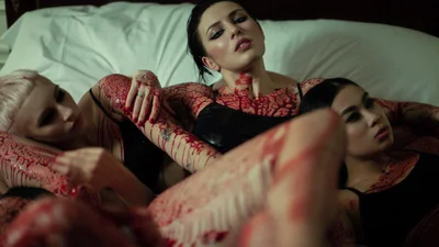 MARUV - Siren Song: непристойні еротичні забавки дівчат у ліжку в провокаційному кліпі