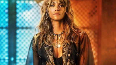 52-летняя Холли Берри засветила соски на откровенном фото