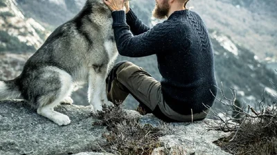 То, как бесстрашный экстремал гуляет канатом между горами без страхования, тебя шокирует