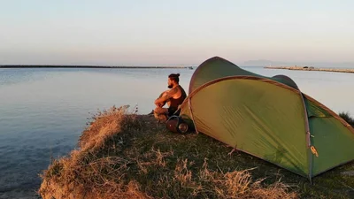 Парень поехал в кругосветное путешествие и к нему неожиданно присоединилась киска