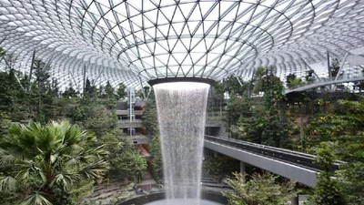 Аэропорт Сингапура теперь может похвастаться впечатляющим 40-метровым водопадом