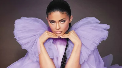 Кайлі Дженнер показала розкішну фігуру у сріблястій сукні, але фанати викрили брехню