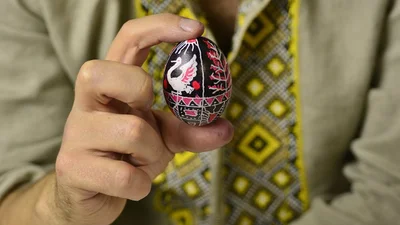 В Канаде выпустили золотую монету в форме украинской писанки – ее цена поражает