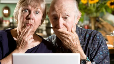 Обидка: мужчина требует у родителей почти $ 100 000 за то, что они выбросили его порно