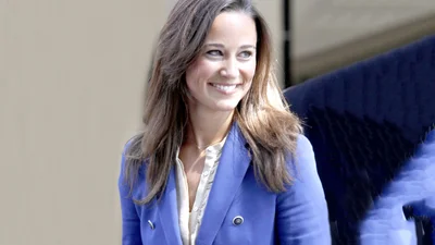 Щаслива матуся Піппа Міддлтон на прогулянці з сином