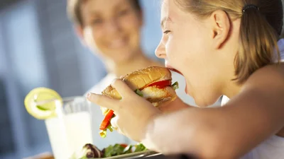 Вчені розповіли, як боротися з жагою дітей до фастфуду
