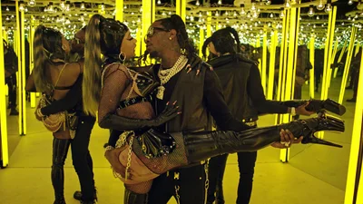 В новом клипе Cardi B имитирует секс со своим мужем