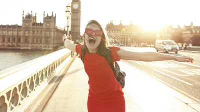 Навіжена американська туристка робить не selfie на тлі пам’яток, а дещо справді дивне