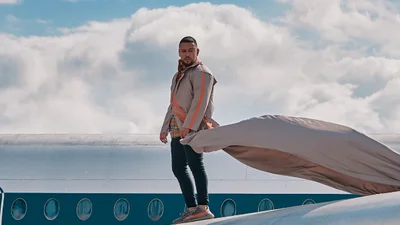 MONATIK "LOVE IT ритм" на крилі літака в новому кліпі