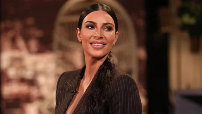 Шкіряний топ ледь втримав пишні груди Кім Кардашьян