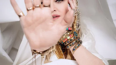 60-летняя Мадонна устроила горячие танцы с молодым красавчиком в новом клипе Medellin