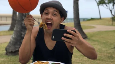 Этот парень умеет делать такие выкрутасы с баскетбольными мячами, что тебе и не снилось