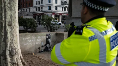 Загадочный уличный художник Бэнкси создал новое граффити, и этот рисунок бьет прямо в цель