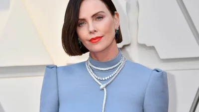 Шарлиз Терон показала естественную красоту в чувственной фотосессии для модного глянца