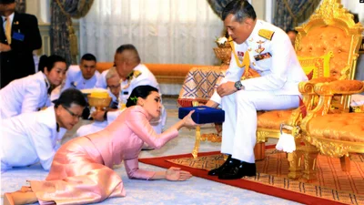 Король Таїланду неочікувано одружився з жінкою, яка його охороняла