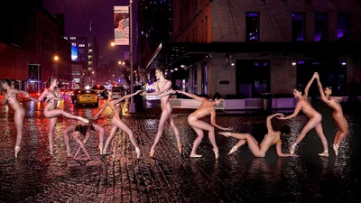Обнаженные танцоры устроили эстетическую провокацию прямо посреди города, и это впечатляет