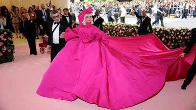 Леди Гага устроила стриптиз прямо на красной дорожке Met Gala 2019