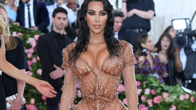 Ким Кардашьян показала, как натягивала на себя "мокрое платье" для Met Gala-2019