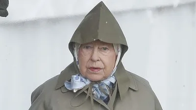 Королева Елизавета II болела на скачках и ее выражения лица заслуживают "Оскара"