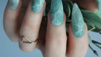 Новий тренд літа 2019 - мармуровий манікюр