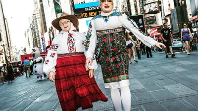 Вірка Сердючка зняла з себе сценічний образ і прогулялася з “мамою” сонячним Тель-Авівом