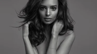 Нова зачіска Емілі Ратажковскі ледь не затьмарила спокусливі форми моделі