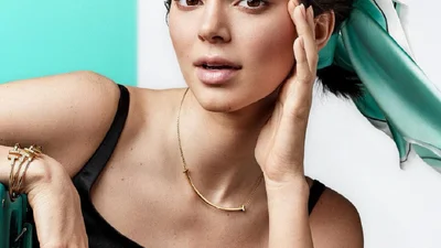 Кендалл Дженнер в куртке на голое тело не на шутку взбудоражит твое воображение