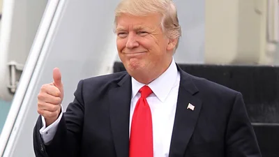 Чиновник встретил Трампа в милых носочках с его портретом: реакция президента бесценна