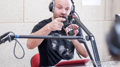 Слава Дьомін з жіночими колготками на голові не на жарт шокував прохожих