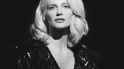 Неонова Міша Романова у ретро-відео на пісню "Лунная"