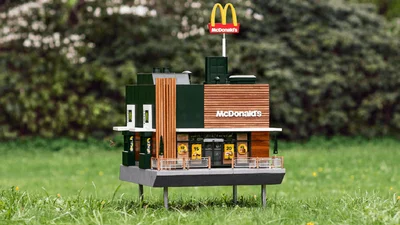 Шведы открыли крохотный McDonald's для пчел, и этот "ресторан" как кукольный домик