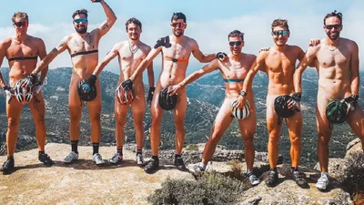 Голые ягодицы веселых швейцарских биатлонистов точно сделают твой день